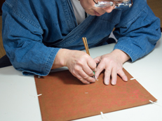 伊勢型紙の彫刻士が彫刻を行っている場面