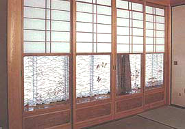 伊勢型紙を利用した建築作品：雪見障子「鈴鹿野」斜めからの写真