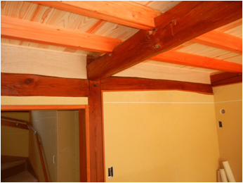 中央柱の処です。古材、新材の根太、共に柿渋が塗布されているが、色の違いが良く解る。天井床材は杉板無垢30㎜その上に床材15㎜使用。