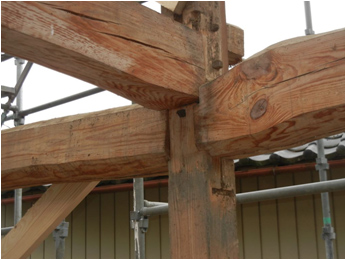 「伝統工法」木組である。南側の中央柱。 釘は一本も使われてなく、全て「込栓」で止めてある。 