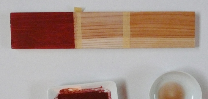 弁柄と柿渋を杉板に塗布