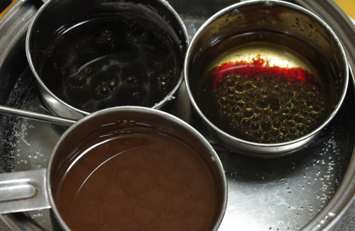 湯煎で桐油＋柿渋、柿渋、亜麻仁油＋柿渋に蜜蝋を溶解（２回目）