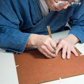 伊勢型紙を作る職人の彫刻風景